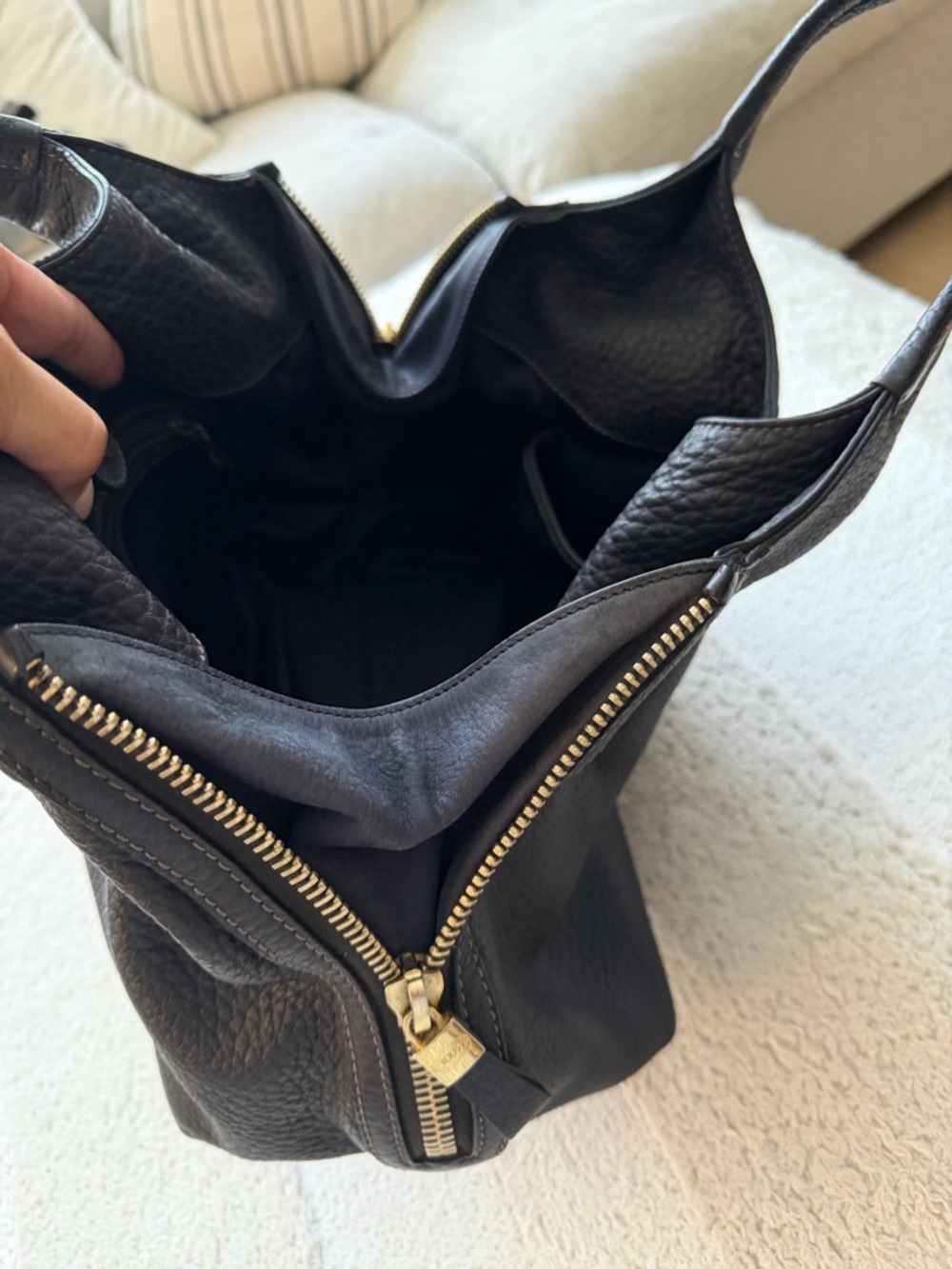 Tod's Black Leather Shoulder Bag with Gold Hardware - Picture 11 of 13